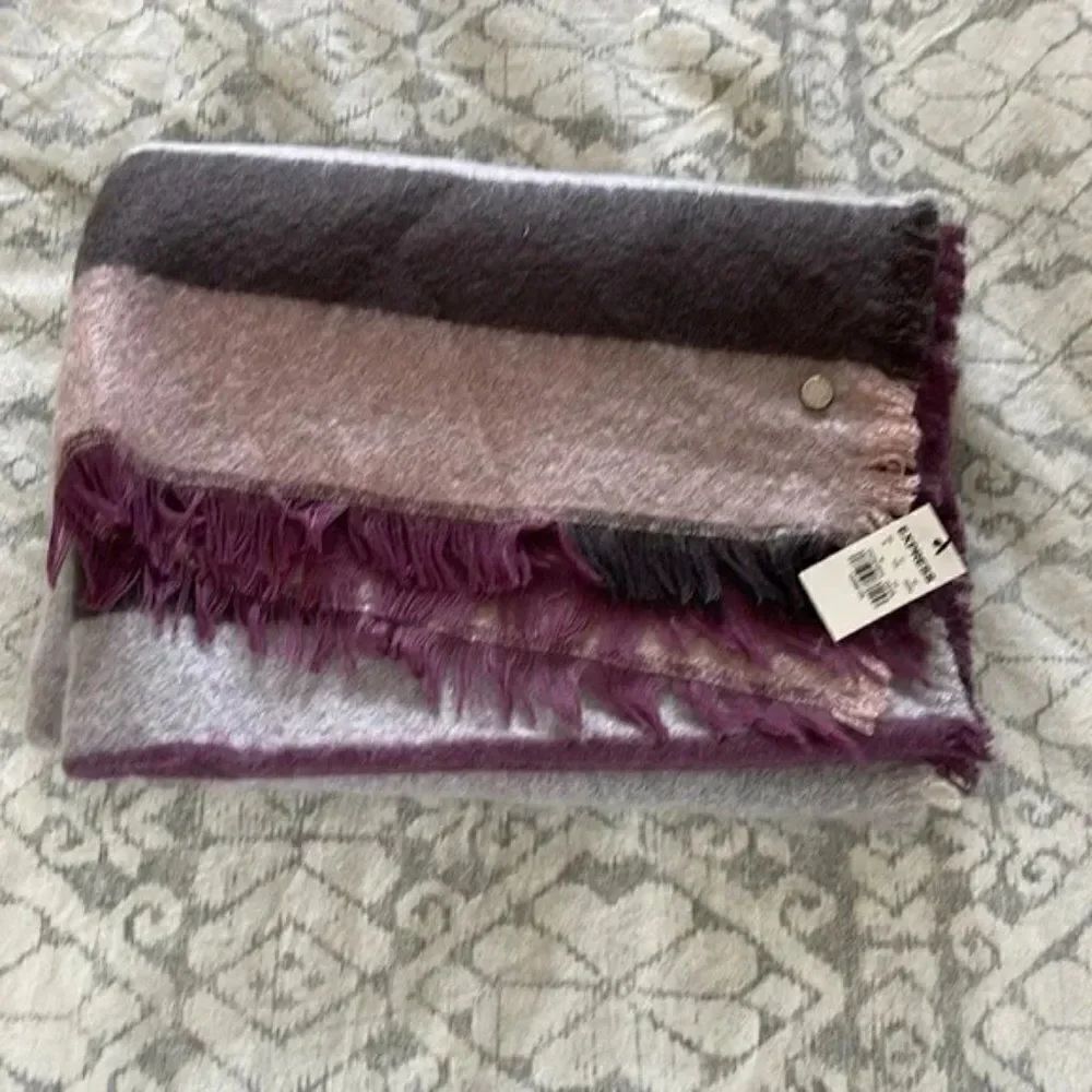 đâExpressâPurpleâBlanketâScarf - Picture 4 of 5